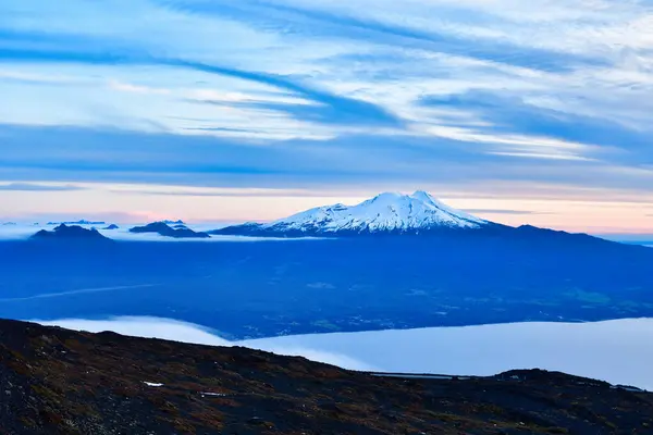 Osorno Dağı 'ndan gün batımı Teski kırmızı turuncu dramatik manzara. Yüksek kalite fotoğraf