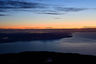 Kışın Osorno Vulcan 'dan kalkan Teskie renkli turuncu maviye bakıyor. Yüksek kalite fotoğraf
