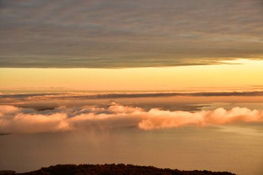 Kışın Osorno Vulcan 'dan kalkan Teskie renkli turuncu maviye bakıyor. Yüksek kalite fotoğraf