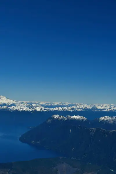 Osorno Vulcan 'dan Puntiagudo' ya kadar her yer karla kaplı. Yüksek kalite fotoğraf