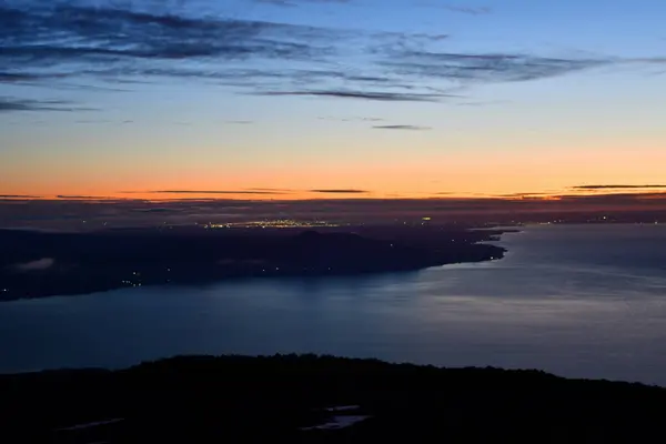 Kışın Osorno Vulcan 'dan kalkan Teskie renkli turuncu maviye bakıyor. Yüksek kalite fotoğraf