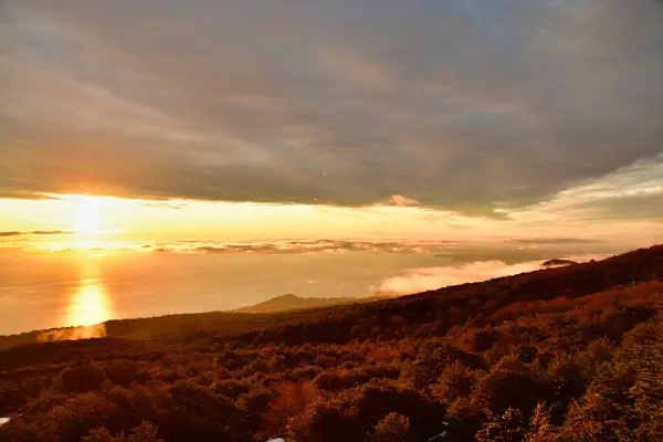 Kışın Osorno Vulcan 'dan kalkan Teskie renkli turuncu maviye bakıyor. Yüksek kalite fotoğraf