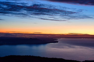 Kışın Osorno Vulcan 'dan kalkan Teskie renkli turuncu maviye bakıyor. Yüksek kalite fotoğraf