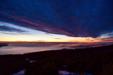 Kışın Osorno Vulcan 'dan kalkan Teskie renkli turuncu maviye bakıyor. Yüksek kalite fotoğraf