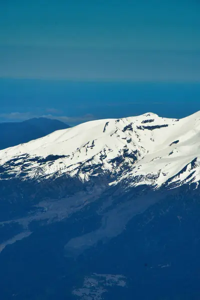 Osorno Vulcan 'dan Puntiagudo' ya kadar her yer karla kaplı. Yüksek kalite fotoğraf