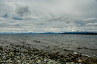 Puerto varas bulutlu göl manzaralı kış. Yüksek kalite fotoğraf