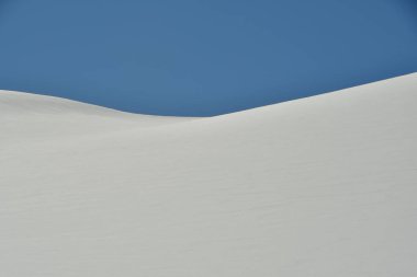 Kar mavisi gökyüzü arka planda kayak çok güzel. Yüksek kalite fotoğraf