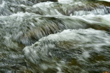 Nehirde akan sular ve kayalar doğal hareketler. Yüksek kalite fotoğraf