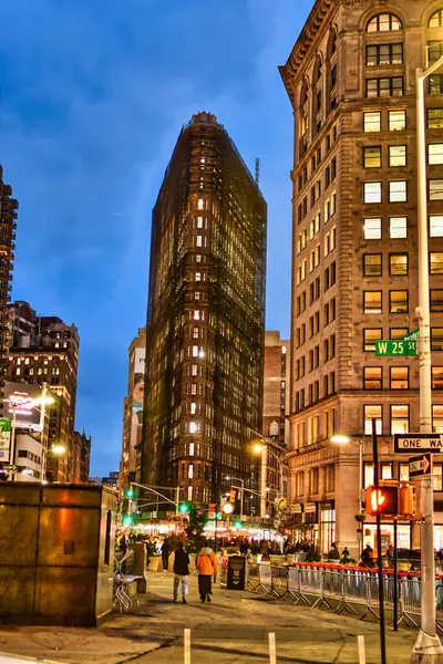 New York şehri mimarisi şehir merkezinde düz demirden bir bina. Yüksek kalite fotoğraf