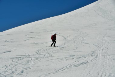 Karlı yamaçlarda kayak yapmak. Şili osorno vulcno patagonia. Yüksek kalite fotoğraf