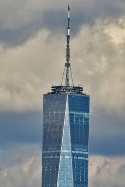 Yeni Dünya Ticaret Merkezi bulutlu gökyüzü New York, Amerika Birleşik Devletleri Manhattan. Yüksek kalite fotoğraf