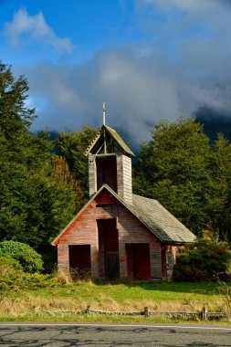 Patagonya 'daki eski kilise. Şili mavisi gökyüzü yeşili. Yüksek kalite fotoğraf