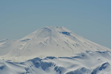 Llaima Vulcano 'nun kayak manzarası mavi gökyüzü karla kaplı. Yüksek kalite fotoğraf