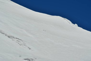 Llaima Vulcano 'nun kayak manzarası mavi gökyüzü karla kaplı. Yüksek kalite fotoğraf