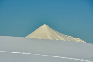 Calbuco Volcano Şili kış karları Panorama Dağları 'nın mavi gökyüzünü kapladı. Yüksek kalite fotoğraf