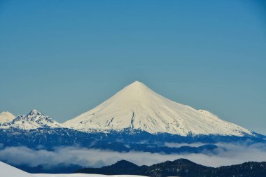 Calbuco Volcano Şili kış karları Panorama Dağları 'nın mavi gökyüzünü kapladı. Yüksek kalite fotoğraf