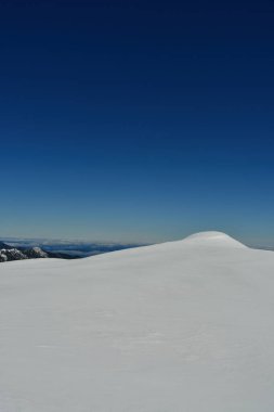 Şili kayak panoraması dağ turu patagonya volkanik kar masmavi gökyüzü arka planı. Yüksek kalite fotoğraf