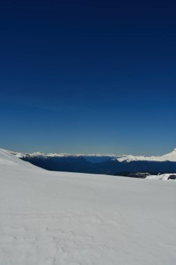 Şili kayak panoraması dağ turu patagonya volkanik kar masmavi gökyüzü arka planı. Yüksek kalite fotoğraf