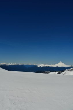 Şili kayak panoraması dağ turu patagonya volkanik kar masmavi gökyüzü arka planı. Yüksek kalite fotoğraf