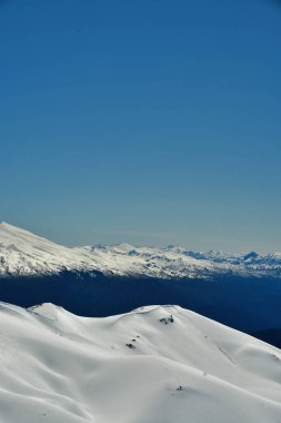 Şili kayak panoraması dağ turu patagonya volkanik kar masmavi gökyüzü arka planı. Yüksek kalite fotoğraf