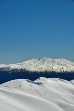 Şili kayak panoraması dağ turu patagonya volkanik kar masmavi gökyüzü arka planı. Yüksek kalite fotoğraf