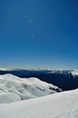 Şili kayak panoraması dağ turu patagonya volkanik kar masmavi gökyüzü arka planı. Yüksek kalite fotoğraf