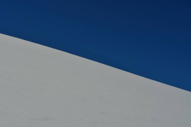 Kar mavisi gökyüzü arka planda kayak çok güzel. Yüksek kalite fotoğraf