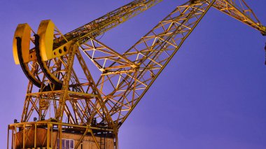 Geceleyin vinç Buenos Aires Arjantin limanı renklidir. Yüksek kalite fotoğraf