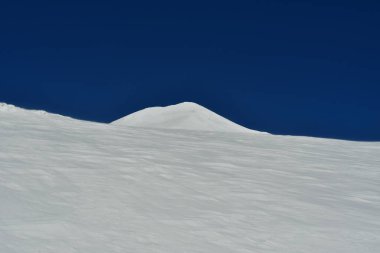 Llaima Vulcano 'nun kayak manzarası mavi gökyüzü karla kaplı. Yüksek kalite fotoğraf