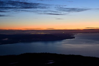 Kışın Osorno Vulcan 'dan kalkan Teskie renkli turuncu maviye bakıyor. Yüksek kalite fotoğraf
