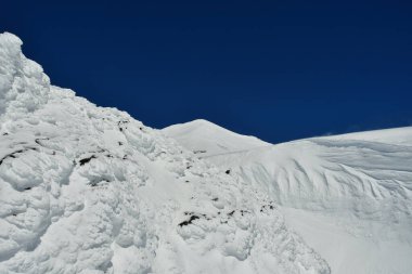 Llaima Vulcano 'nun kayak manzarası mavi gökyüzü karla kaplı. Yüksek kalite fotoğraf