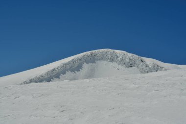 Llaima Vulcano 'nun kayak manzarası mavi gökyüzü karla kaplı. Yüksek kalite fotoğraf
