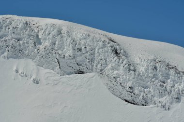 Llaima Vulcano 'nun kayak manzarası mavi gökyüzü karla kaplı. Yüksek kalite fotoğraf