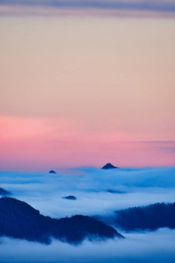 Osorno Dağı 'ndan gün batımı Teski kırmızı turuncu dramatik manzara. Yüksek kalite fotoğraf