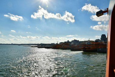 New York Bay Hudson Adası 'nın yukarısında güneşli bir gün. Yüksek kalite fotoğraf
