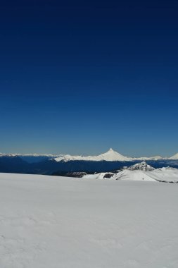 Şili kayak panoraması dağ turu patagonya volkanik kar masmavi gökyüzü arka planı. Yüksek kalite fotoğraf