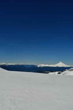 Şili kayak panoraması dağ turu patagonya volkanik kar masmavi gökyüzü arka planı. Yüksek kalite fotoğraf