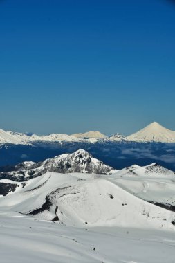 Şili kayak panoraması dağ turu patagonya volkanik kar masmavi gökyüzü arka planı. Yüksek kalite fotoğraf