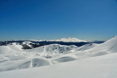 Şili kayak panoraması dağ turu patagonya volkanik kar masmavi gökyüzü arka planı. Yüksek kalite fotoğraf