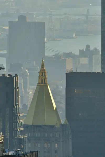 Empire State binasının New York Golden çatısı. Yüksek kalite fotoğraf