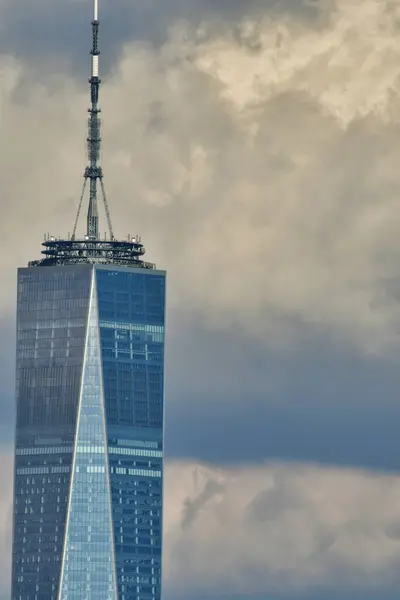 Yeni Dünya Ticaret Merkezi bulutlu gökyüzü New York, Amerika Birleşik Devletleri Manhattan. Yüksek kalite fotoğraf