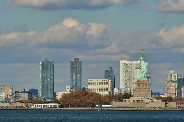 Staten Island feribotundan Özgürlük Heykeli New York Şehri güneşli bir gün. Yüksek kalite fotoğraf