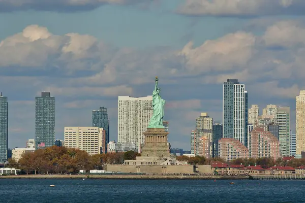 Staten Island feribotundan Özgürlük Heykeli New York Şehri güneşli bir gün. Yüksek kalite fotoğraf