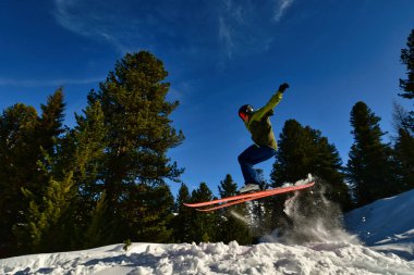 Kayakçı Alpler 'de atlıyor, kırsal alanda kar eğlencesi yapıyor. Yüksek kalite fotoğraf