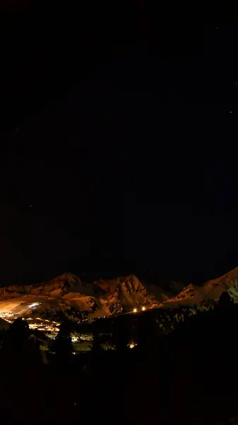 Kışın alacakaranlıkta İsviçre 'nin Kuehtai köyü ve gece kar dağları. Yüksek kalite fotoğraf