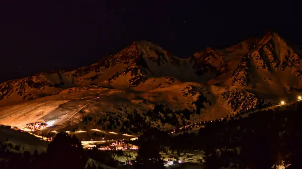 Kışın alacakaranlıkta İsviçre 'nin Kuehtai köyü ve gece kar dağları. Yüksek kalite fotoğraf