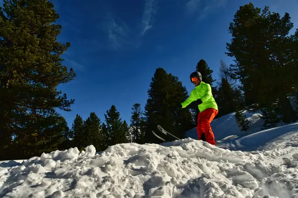 Kayakçı Alpler 'de atlıyor, kırsal alanda kar eğlencesi yapıyor. Yüksek kalite fotoğraf