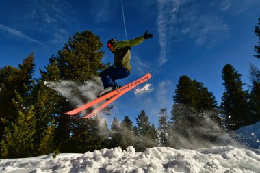 Kayakçı Alpler 'de atlıyor, kırsal alanda kar eğlencesi yapıyor. Yüksek kalite fotoğraf