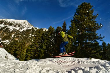 Kayakçı Alpler 'de atlıyor, kırsal alanda kar eğlencesi yapıyor. Yüksek kalite fotoğraf