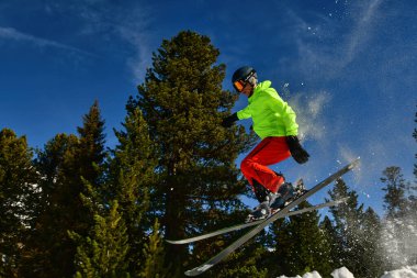Kayakçı Alpler 'de atlıyor, kırsal alanda kar eğlencesi yapıyor. Yüksek kalite fotoğraf
